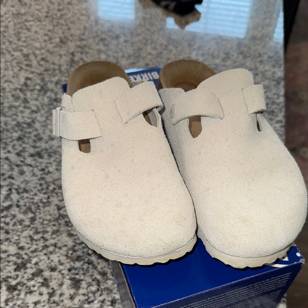Birkenstock women’s  Suede Clogs - Cream